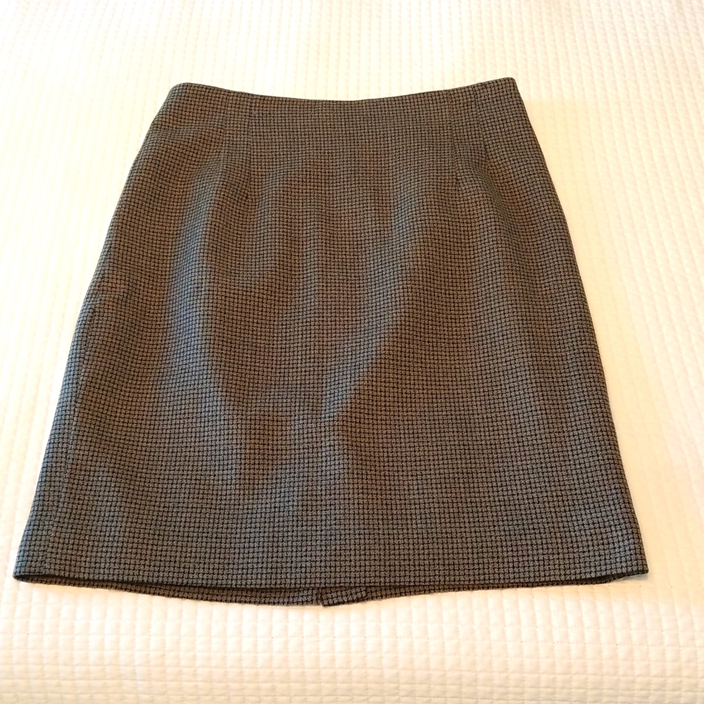 Jones New York Women's Wool Skirt, Gray and Black checkered, US size 14
